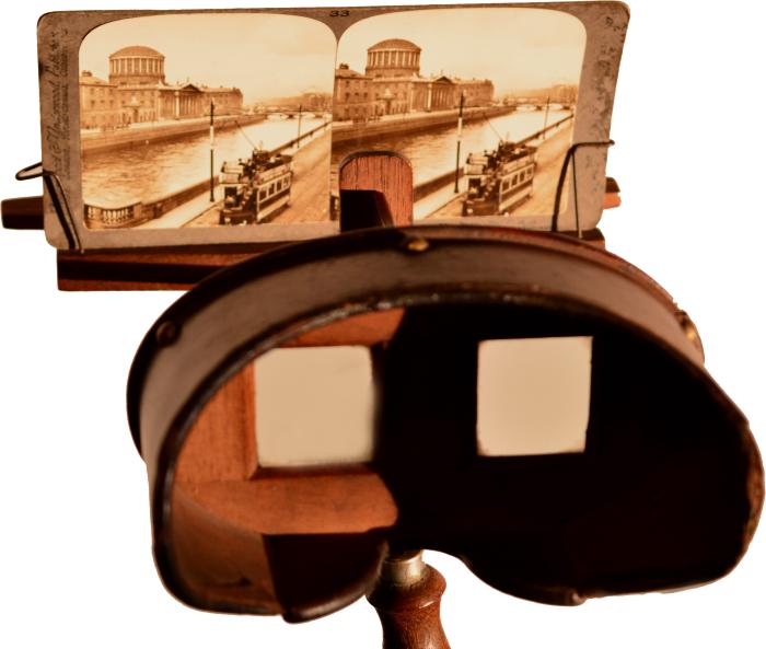 Photo of the Holmes Stereoscopic Viewer and stereo-card No. 33 (Image: Frank Prendergast)