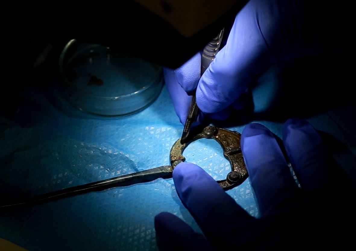 Illustration 8: Using a scalpel to help loosen remains of soil (Photo: John Channing, AMS).